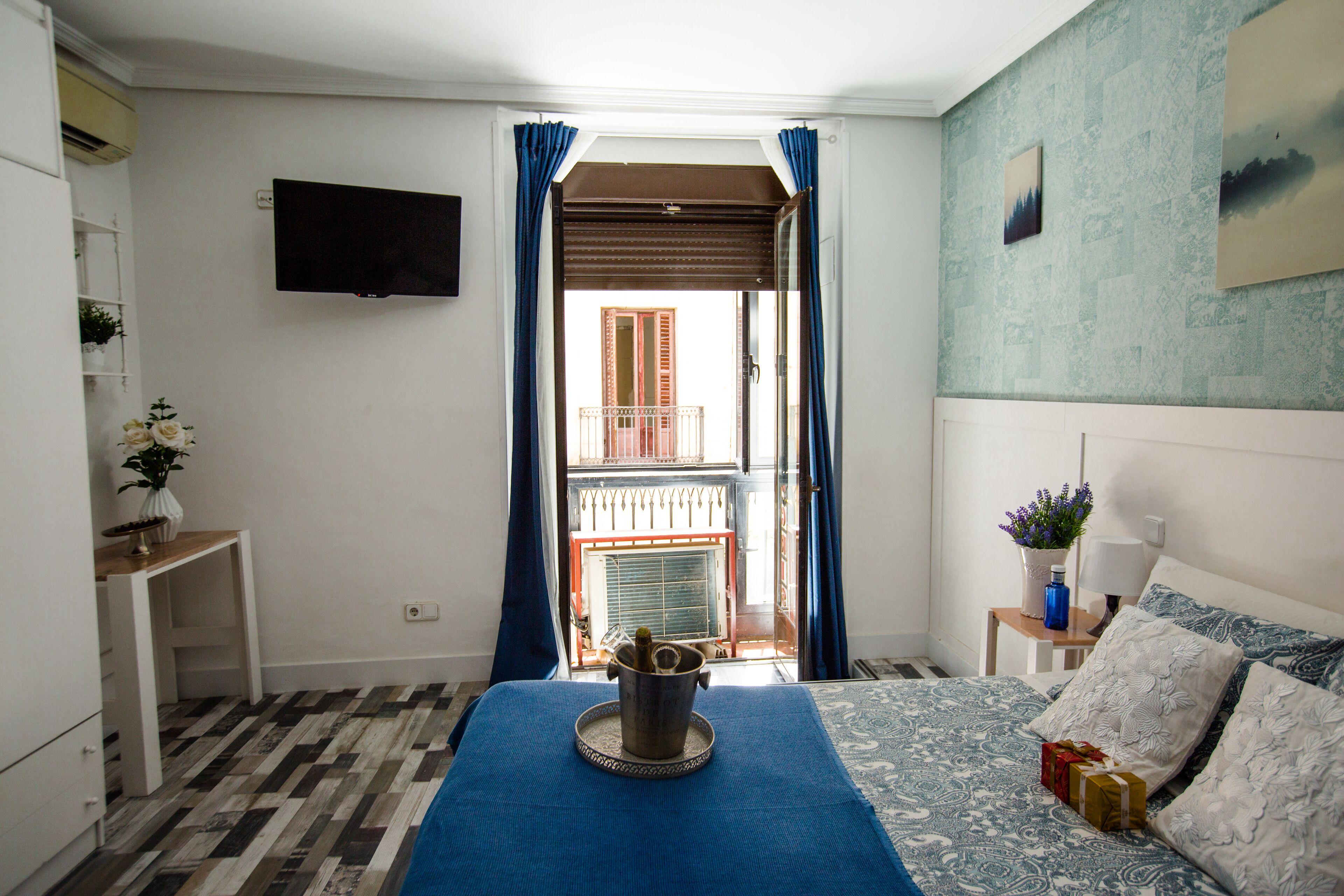 Hostal Adeco - Madrid — Photos 1